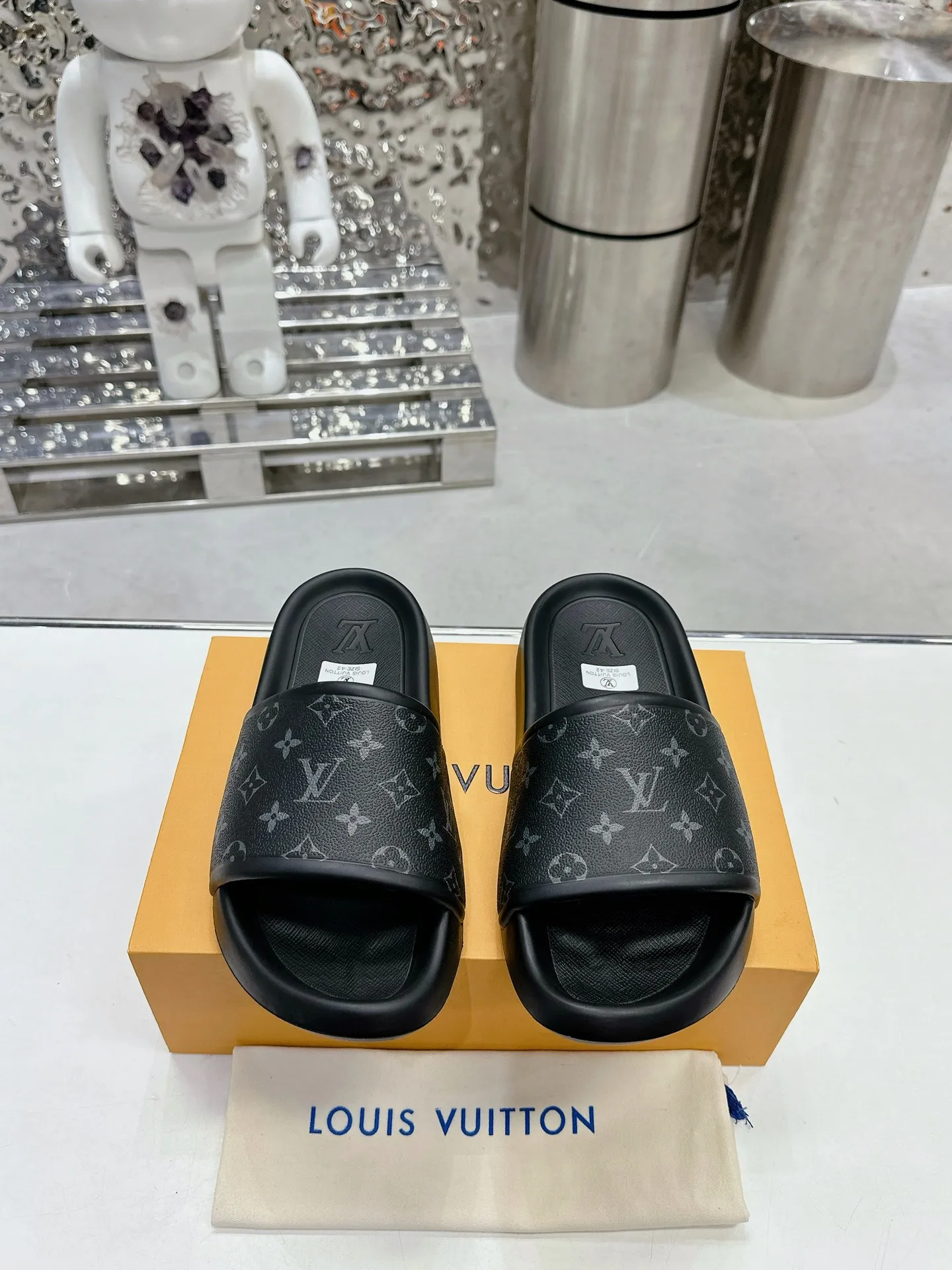 [L Home] P: 300💰 ▪️Shoe size: Women's 35-40 Men's 38-46▪️Packaging: Counter top quality~original packaging 𝟐𝟎𝟐3 New embossed slippers at Louis Vuitton counters, lv monogram embossed slippers, Waterfront sandals are back, the upper buckle is embossed with lv's iconic Monogram pattern. Made of waterproof rubber with a comfortable and resilient insole. The lightweight, flexible outsole is embossed with the Louis Vuitton logo. ▪️Fabric: Original molded rubber foam surface ▪️Technology: embossed logo ▪️Sole: Original molded rubber foam outsole ▪️Sole thickness: 3CM.